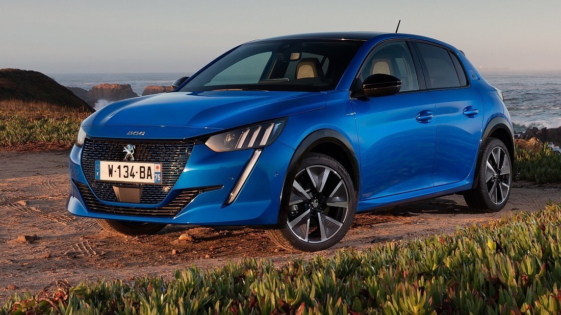 Peugeot e-208 50 kWh (2021-2023) вид спереди, спереди сбоку, по диагонали, экстерьер