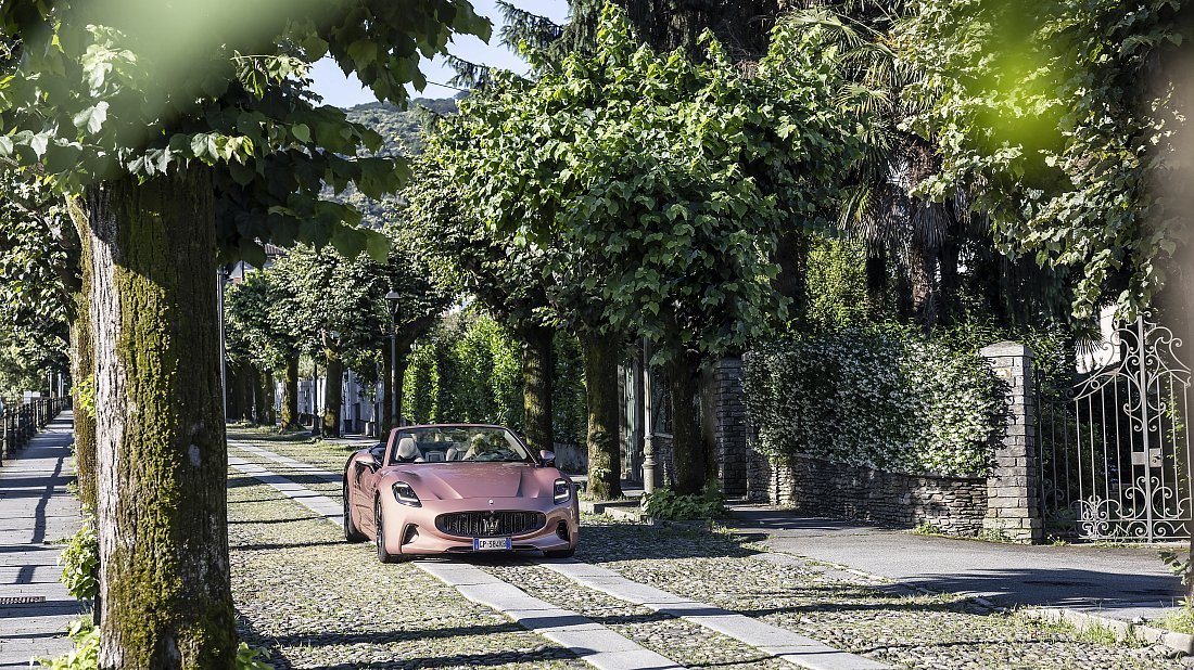 Maserati GranCabrio Folgore (2024-…) вид спереди, спереди сбоку, по диагонали, экстерьер