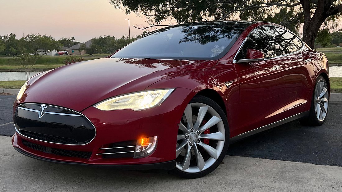 Photo of Tesla Model S P85 (2012-2014) (1 slide)