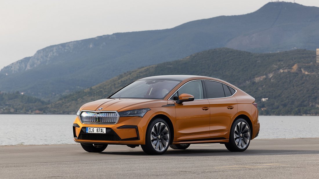 Škoda Enyaq Coupe 85x (2023-…) вид спереди, спереди сбоку, по диагонали, экстерьер