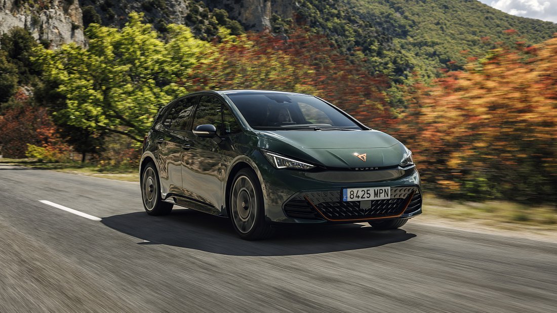 Cupra Born 58 kWh (2021-2024) вид спереди, спереди сбоку, по диагонали, экстерьер