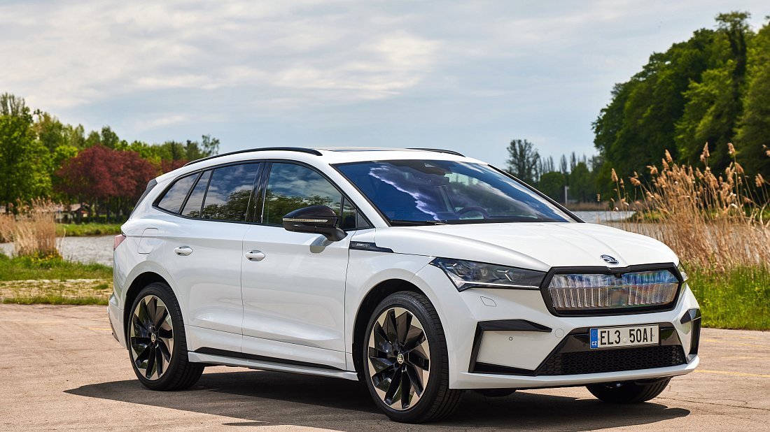 Škoda Enyaq iV 50 (2021-2023) вид спереди, спереди сбоку, по диагонали, экстерьер