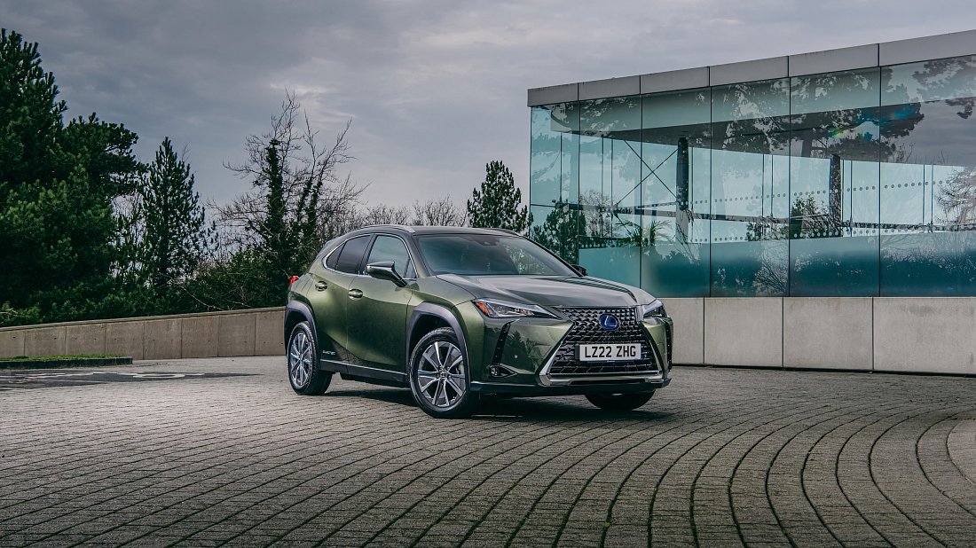 Lexus UX 300e (2020-2023) вид спереди, спереди сбоку, по диагонали, экстерьер