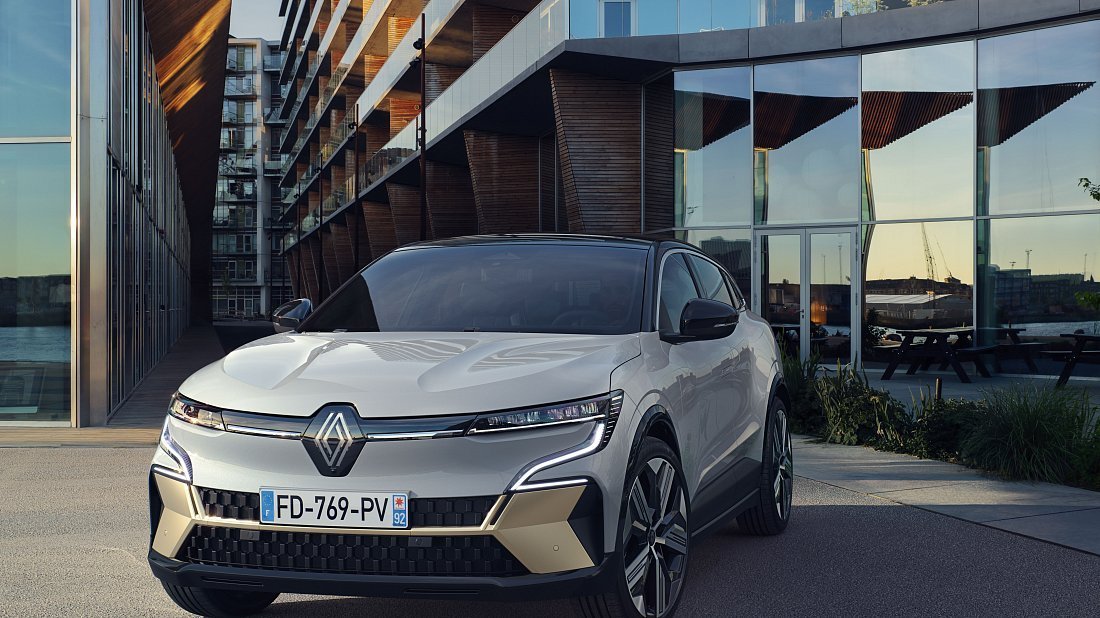 Renault Megane E-Tech EV60 130hp (2022-…) вид спереди, спереди сбоку, по диагонали, экстерьер