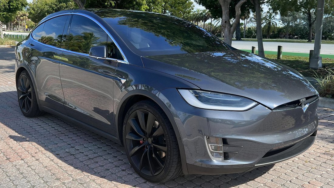 Tesla Model X P90D (2016-…) вид спереди, спереди сбоку, по диагонали, экстерьер