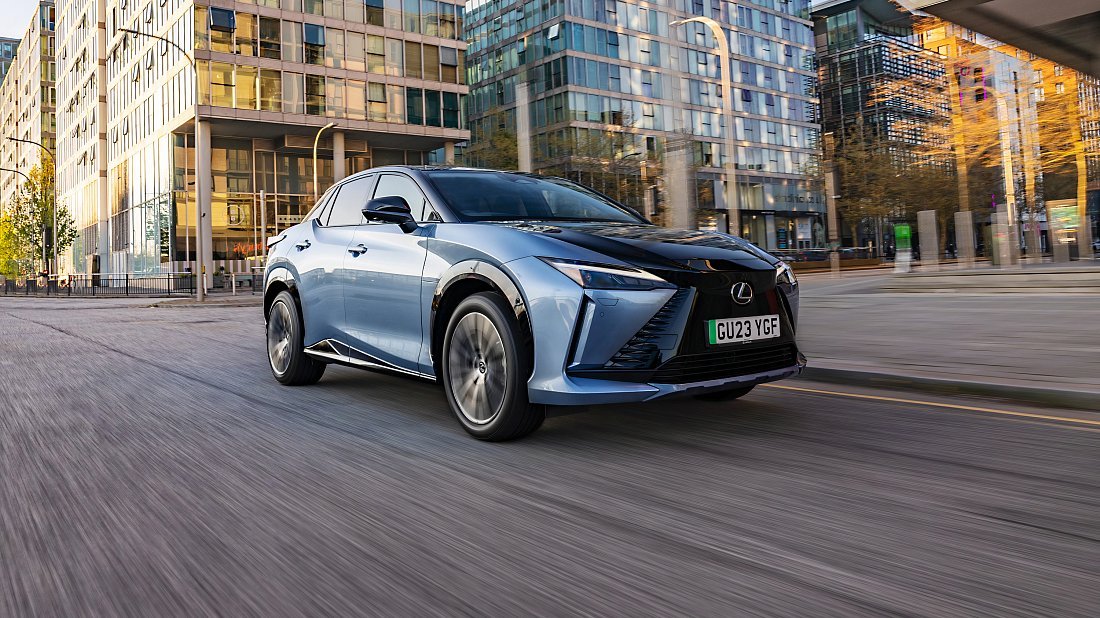 Lexus RZ 300e (2024-…) вид спереди, спереди сбоку, по диагонали, экстерьер