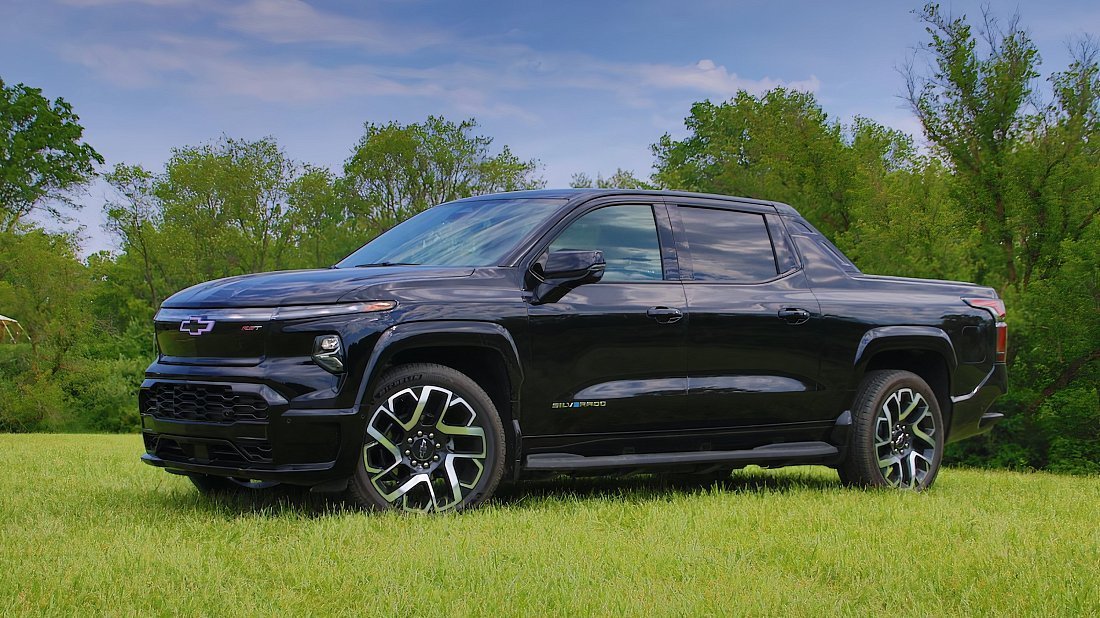 Chevrolet Silverado EV First Edition RST (2024-…) вид спереди, спереди сбоку, по диагонали, экстерьер