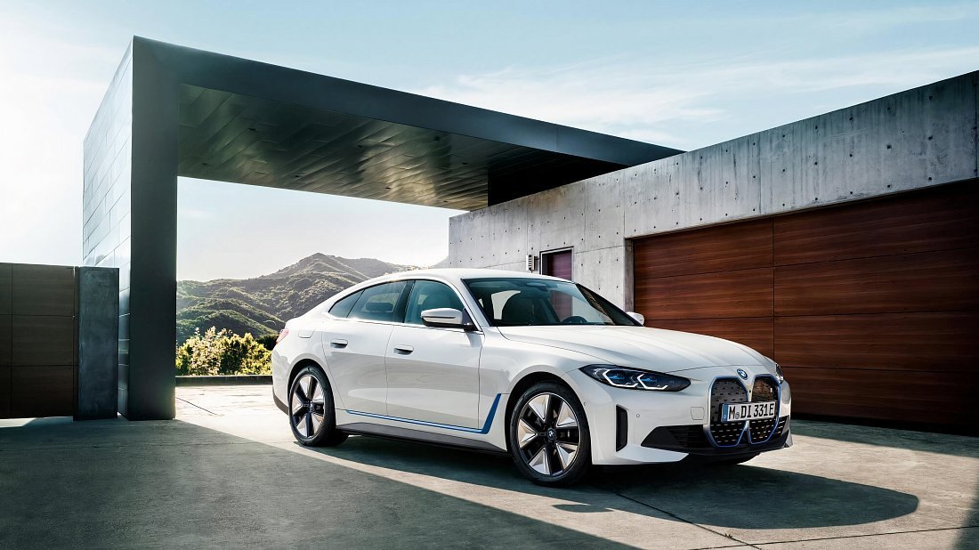 BMW i4 eDrive35 (2022-2024) вид спереди, спереди сбоку, по диагонали, экстерьер