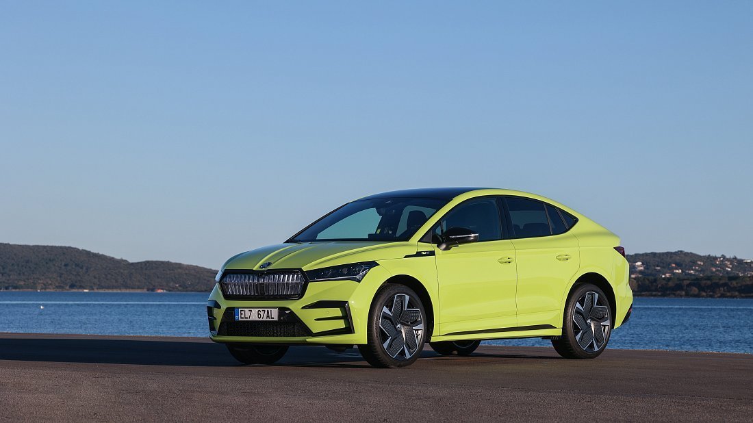 Škoda Enyaq Coupe iV RS (2022-2023) вид спереди, спереди сбоку, по диагонали, экстерьер