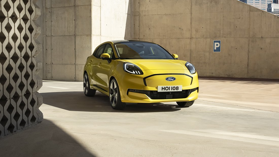 Ford Puma Gen-E FWD (2024-…) вид спереди, спереди сбоку, по диагонали, экстерьер