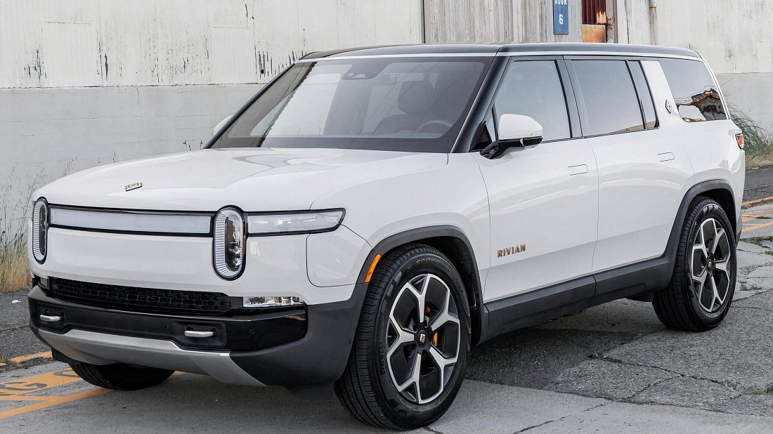 Rivian R1S Quad Motor AWD Large (2022-…) вид спереди, спереди сбоку, по диагонали, экстерьер