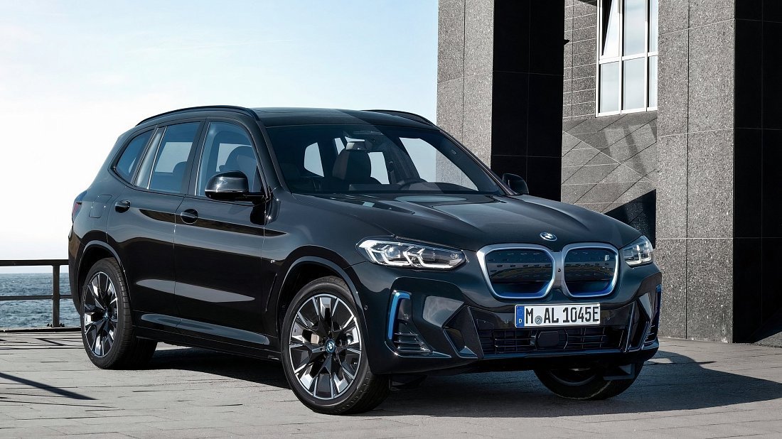 BMW iX3 Gen 2 (2021-…) вид спереди, спереди сбоку, по диагонали, экстерьер