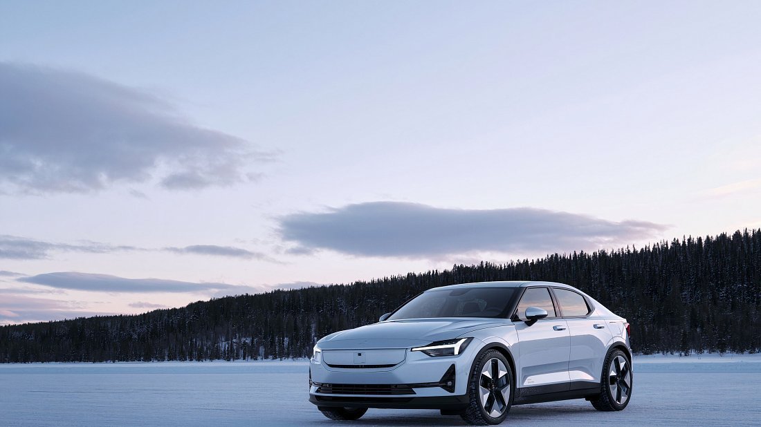 Polestar 2 Long Range Single Motor (2023-…) вид спереди, спереди сбоку, по диагонали, экстерьер