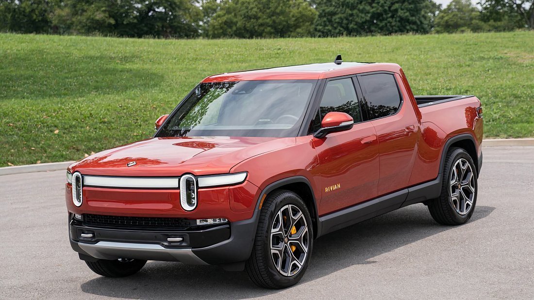 Rivian R1T Dual Motor AWD Large (2023-…) вид спереди, спереди сбоку, по диагонали, экстерьер