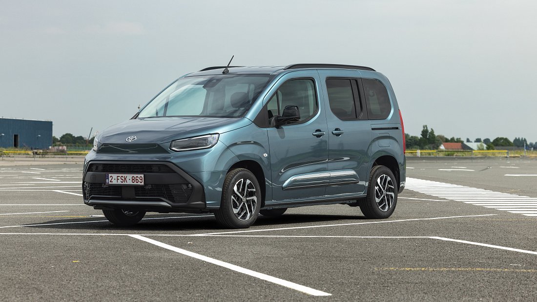 Toyota Proace City Verso Electric L1 52 kWh (2024-...) вид спереди, спереди сбоку, по диагонали, экстерьер