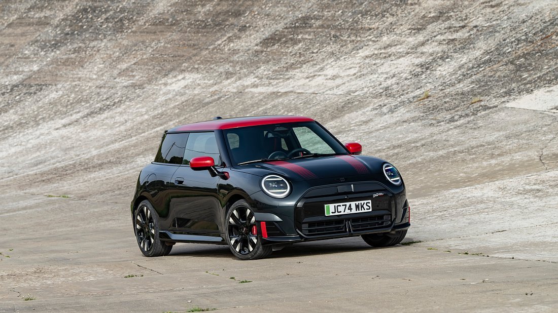 Mini Cooper JCW (2024-…) вид спереди, спереди сбоку, по диагонали, экстерьер