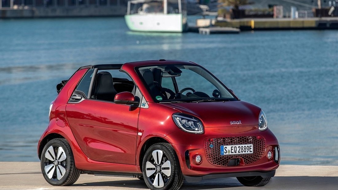 Smart EQ fortwo cabrio (2020-2023) вид спереди, спереди сбоку, по диагонали, экстерьер