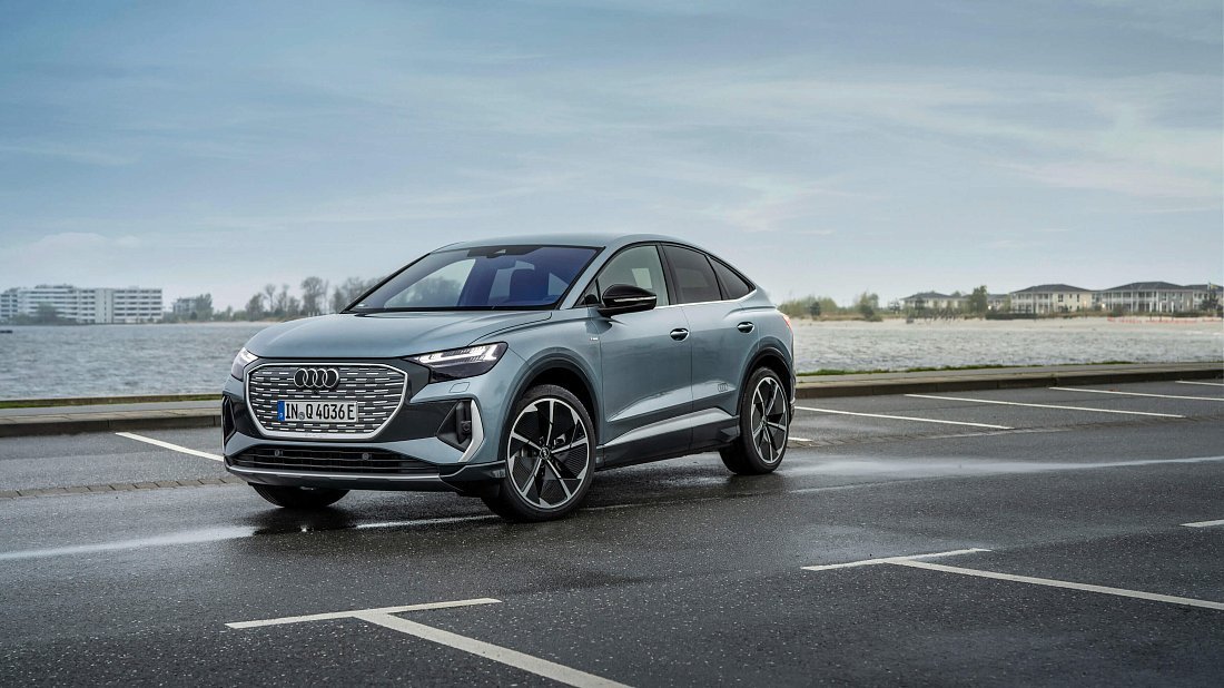 Audi Q4 Sportback e-tron 35 (2024-...) вид спереди, спереди сбоку, по диагонали, экстерьер