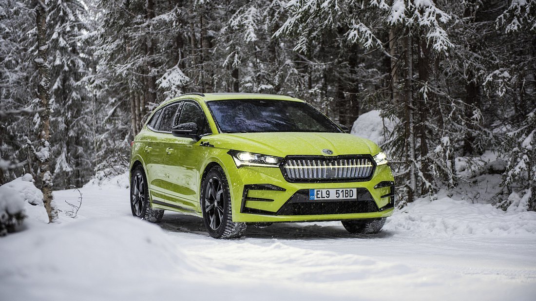 Škoda Enyaq iV RS (2023) вид спереди, спереди сбоку, по диагонали, экстерьер