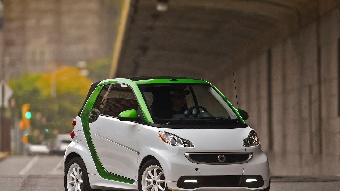 Smart Electric Drive fortwo coupe (2012-2016) вид спереди, спереди сбоку, по диагонали, экстерьер