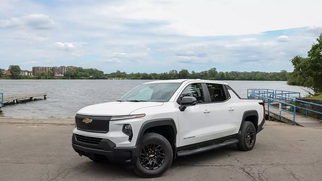 Chevrolet Silverado EV 4WT (2024-…) вид спереди, спереди сбоку, по диагонали, экстерьер