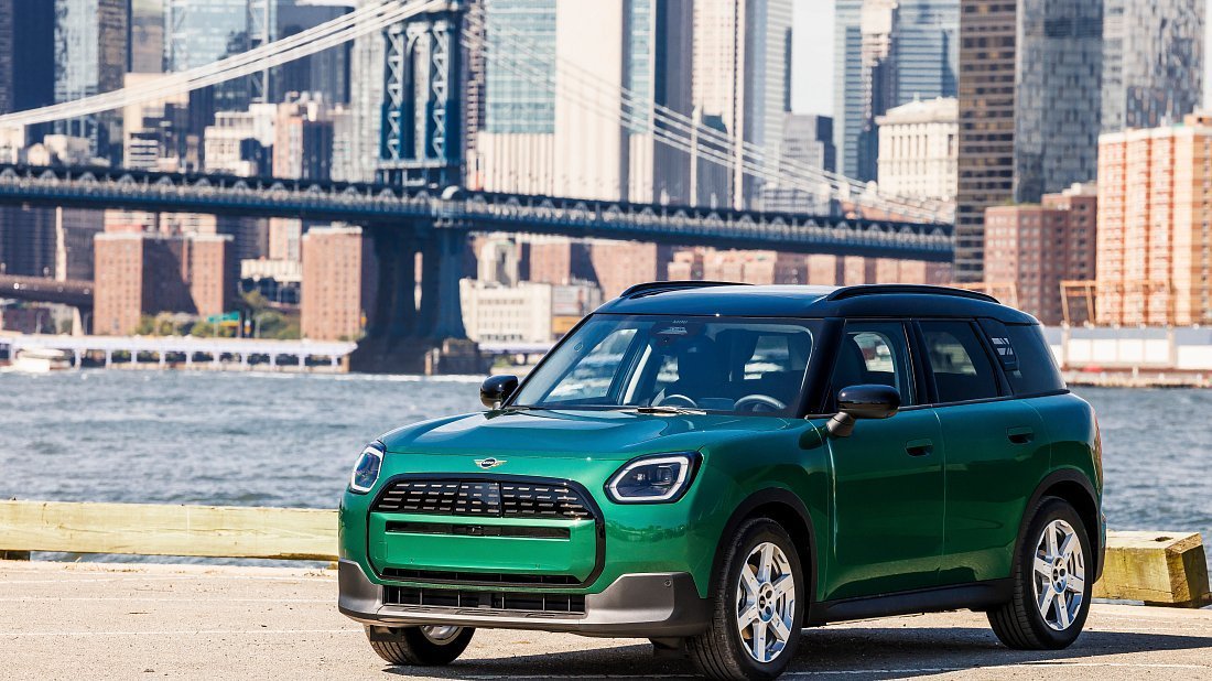 Mini Countryman E (2024-…) вид спереди, спереди сбоку, по диагонали, экстерьер