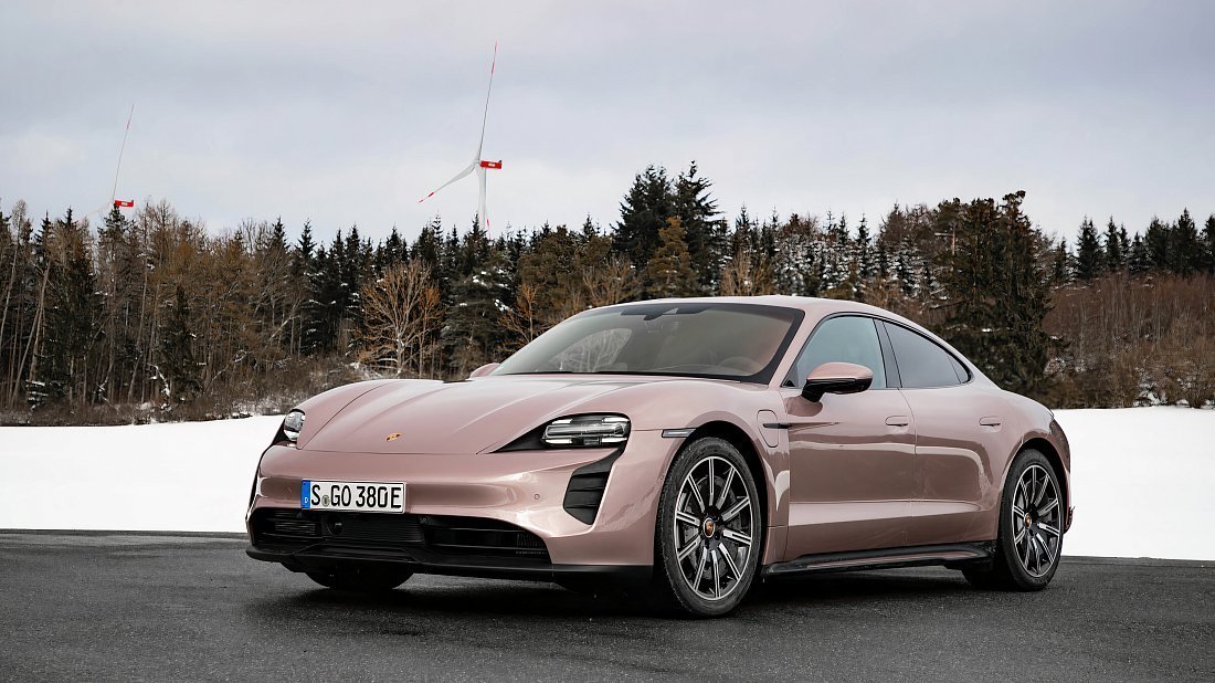 Porsche Taycan 4S Plus (2020-2024) вид спереди, спереди сбоку, по диагонали, экстерьер