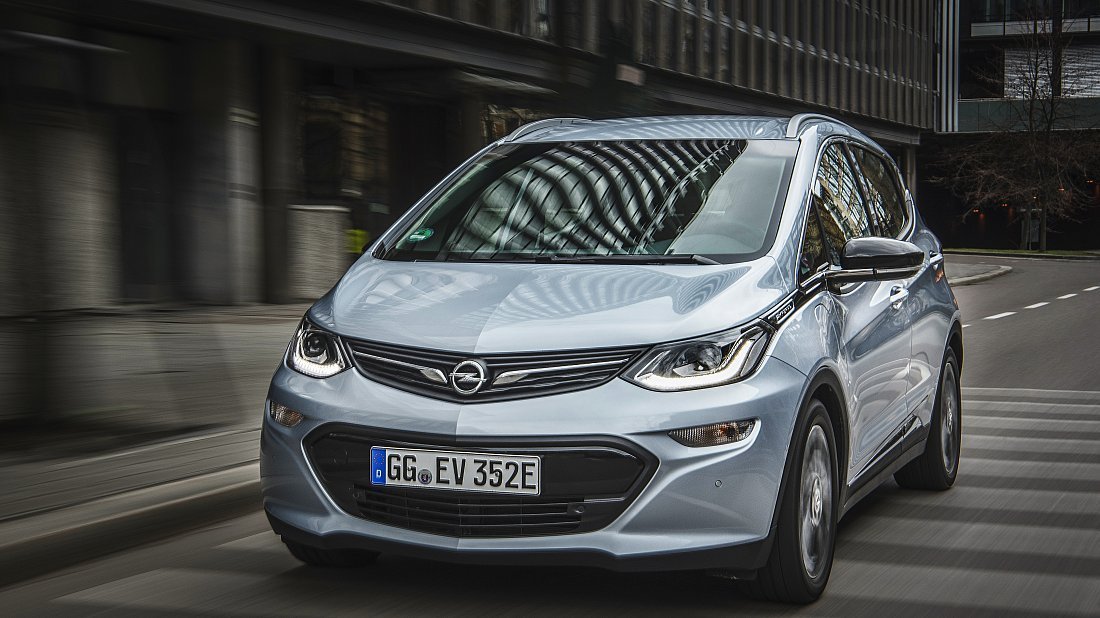 Opel Ampera-e Gen 1 (2016-2021) вид спереди, спереди сбоку, по диагонали, экстерьер