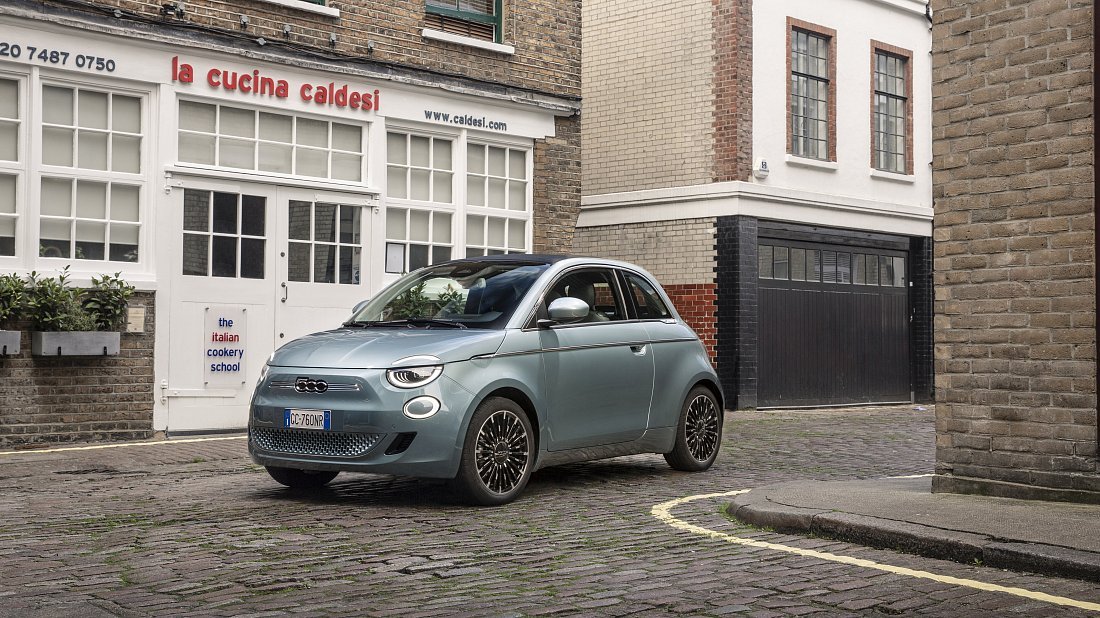 Fiat 500e Cabrio 42 kWh (2020-…) вид спереди, спереди сбоку, по диагонали, экстерьер