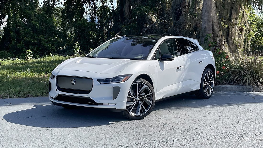 Jaguar I-Pace EV400 (2020-…) вид спереди, спереди сбоку, по диагонали, экстерьер