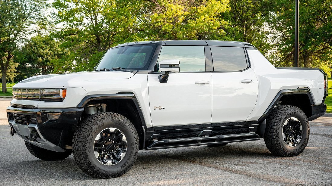 GMC Hummer EV Pickup 3X Standard Range (2023-…) вид спереди, спереди сбоку, по диагонали, экстерьер