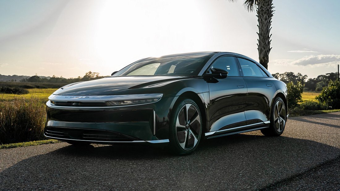 Lucid Air Grand Touring Performance (2022-2024) вид спереди, спереди сбоку, по диагонали, экстерьер