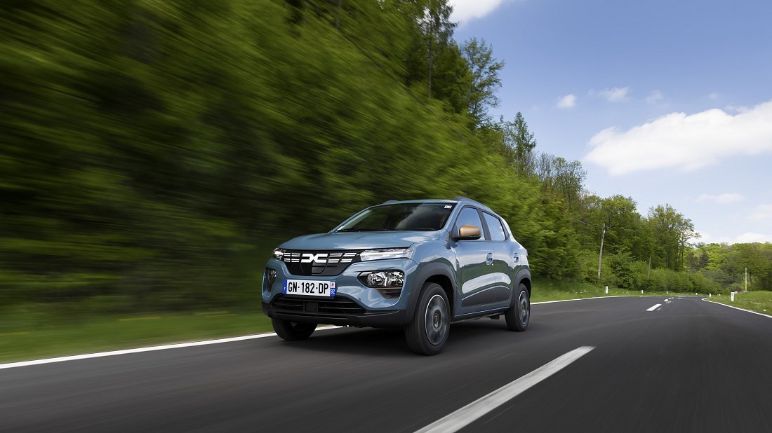 Dacia Spring Electric 45 (2022-2024) вид спереди, спереди сбоку, по диагонали, экстерьер