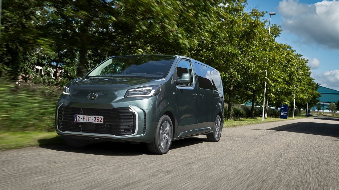 Toyota Proace Verso Electric L1 75 kWh (2024-...) вид спереди, спереди сбоку, по диагонали, экстерьер