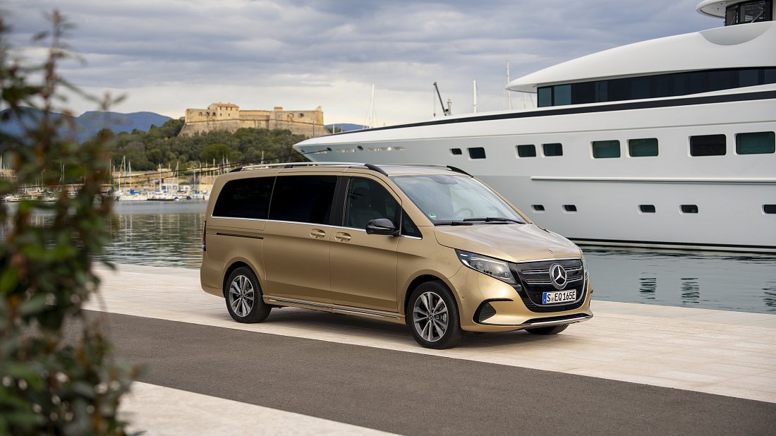 Mercedes EQV 300 Long (2024-...) вид спереди, спереди сбоку, по диагонали, экстерьер