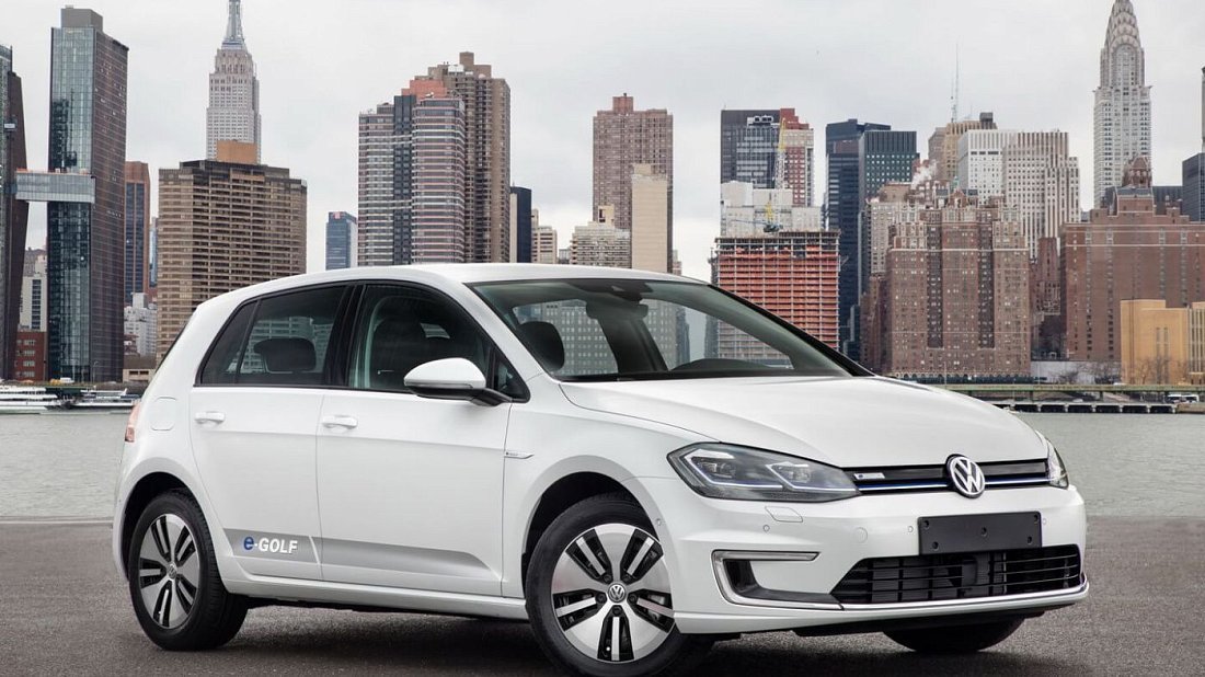 Volkswagen e-Golf 35.8 kWh (2017-2020) вид спереди, спереди сбоку, по диагонали, экстерьер