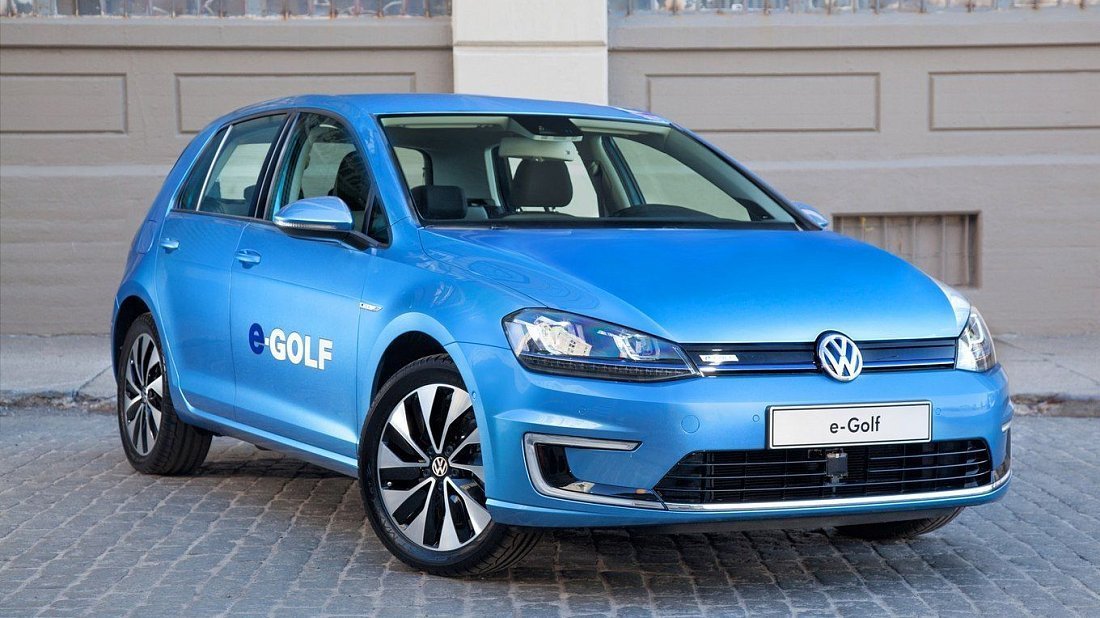 Volkswagen e-Golf 24.2 kWh (2014-2016) вид спереди, спереди сбоку, по диагонали, экстерьер