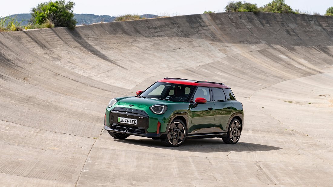 Mini Aceman JCW (2024-…) вид спереди, спереди сбоку, по диагонали, экстерьер