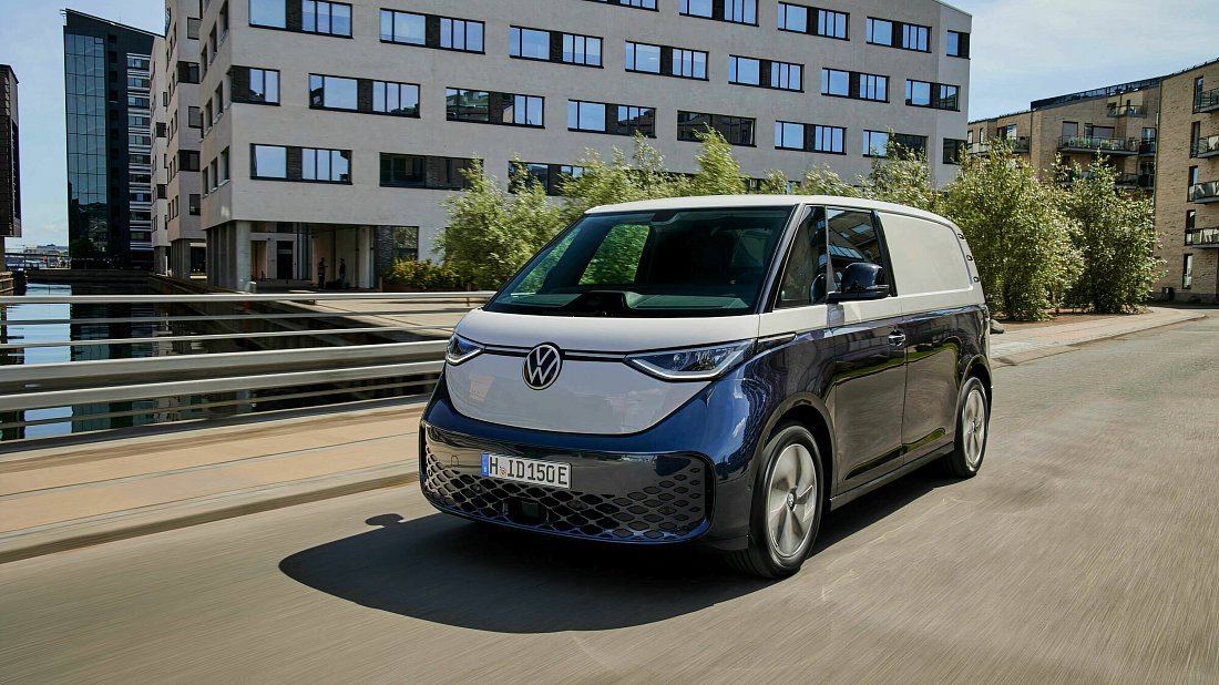 Volkswagen ID.Buzz Cargo Pure (2024-…) вид спереди, спереди сбоку, по диагонали, экстерьер