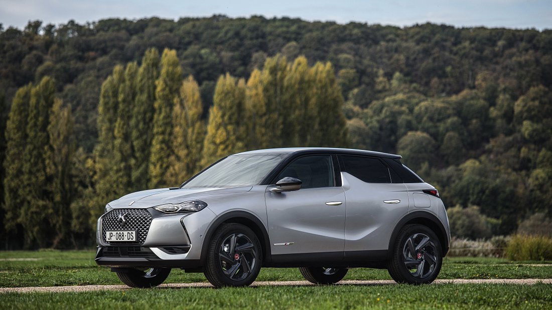 DS 3 E-Tense Crossback (2020-2022) вид спереди, спереди сбоку, по диагонали, экстерьер