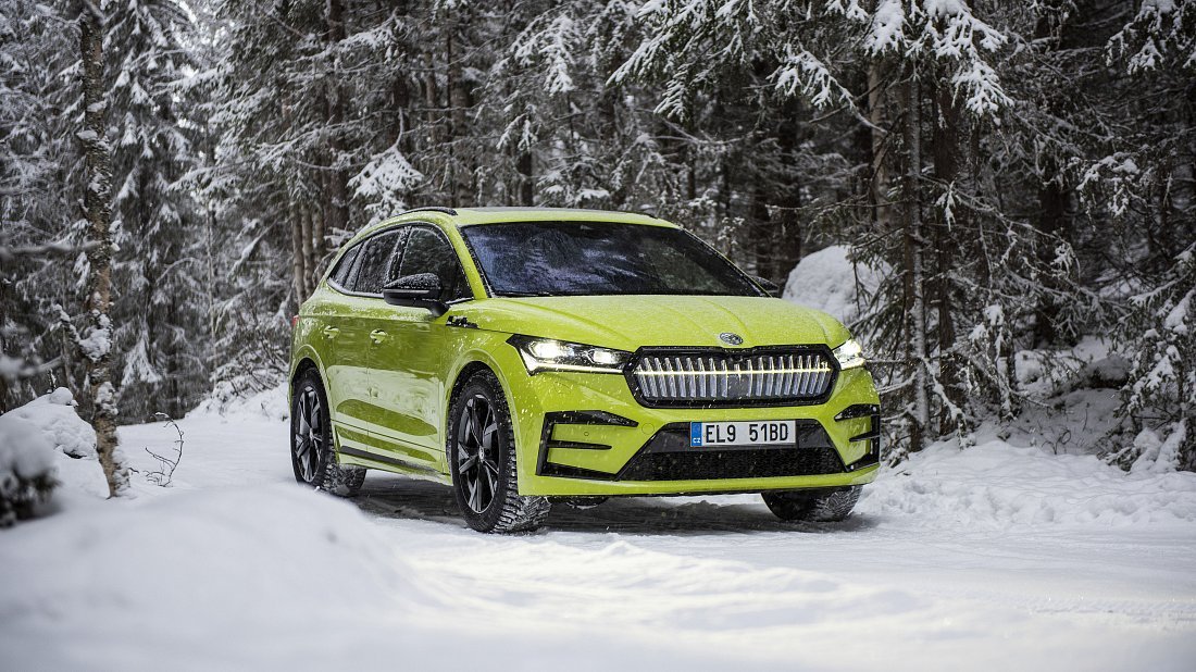 Škoda Enyaq RS (2023-…) вид спереди, спереди сбоку, по диагонали, экстерьер