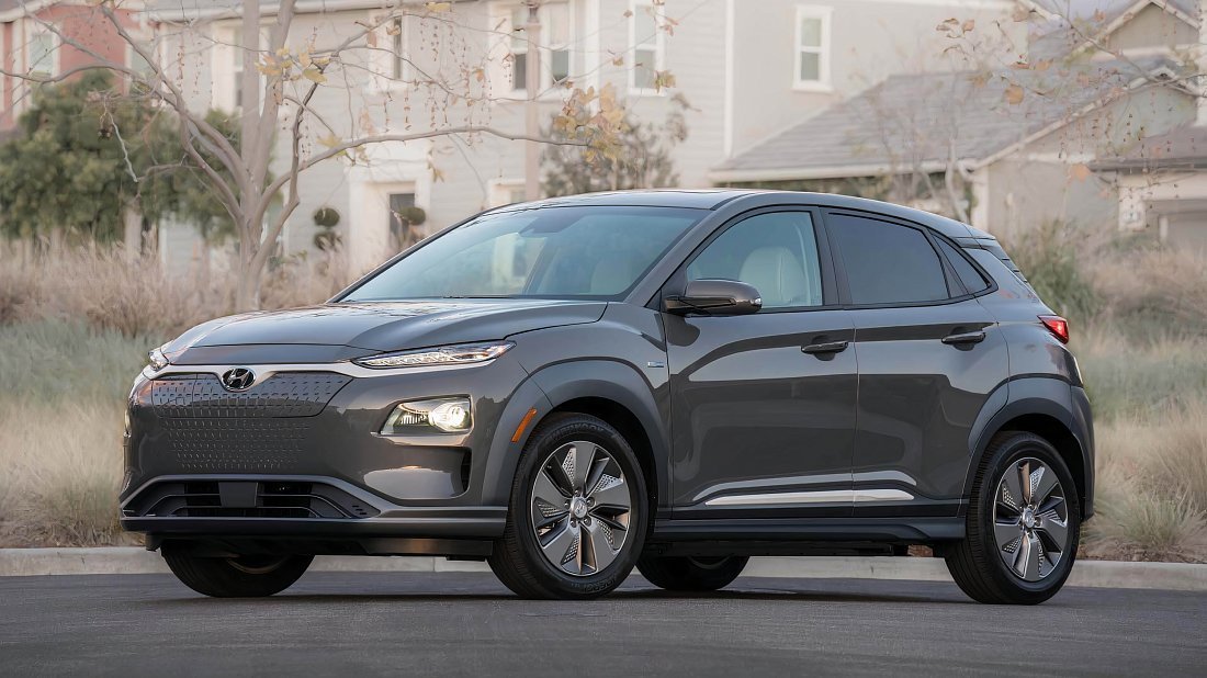 Hyundai Kona Electric Long Range (2019-2021) вид спереди, спереди сбоку, по диагонали, экстерьер